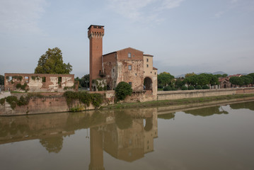 Obraz premium The Guelph Tower and Medici Citadel on the Arno River in Pisa, T