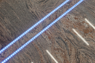 Oświetlenie LED zamontowane w marmurowej posadzce