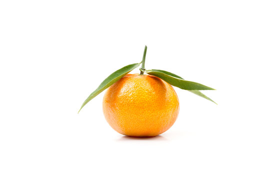 Mandarina clementina sobre fondo blanco aislado. Vista de frente. Copy space