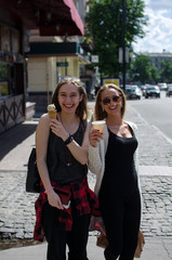 Obraz premium Two girlfriends are eating icecream
