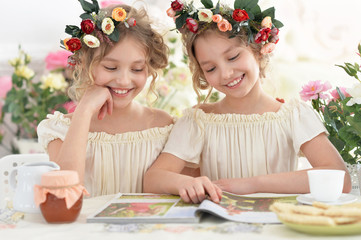 tweenie girls  in wreaths with magazine 