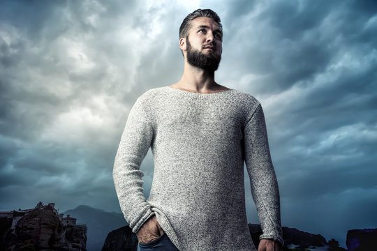 Attraktiver Mann unter bedeckten Himmel