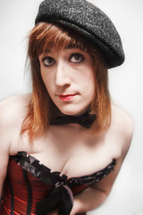 Retrato de mujer con corset y boina 