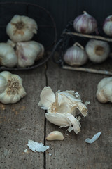 Verschiedenen Sorten Knoblauch auf einem alten Holzuntergrund