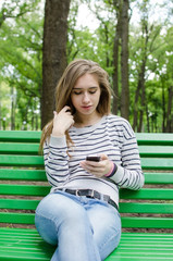 Obraz premium Young woman using her phone