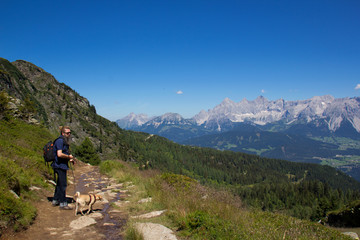 Fototapeta na wymiar Urlaub mit Hund in den Alpen