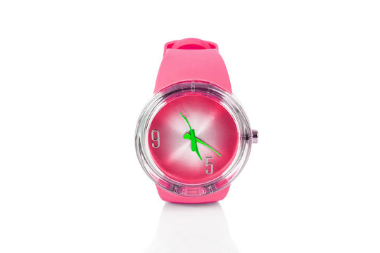 Reloj de pulsera rosa de pl&aacute;stico sobre un fondo liso blanco aislado. Vista de frente. Copy space