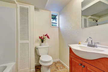 Fototapeta na wymiar White classic bathroom interior
