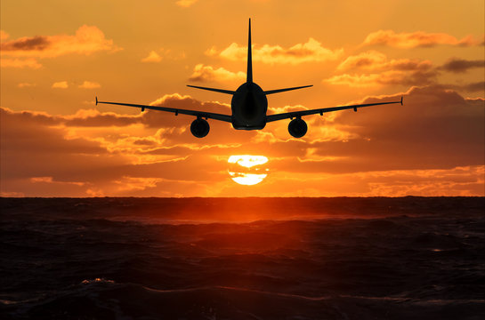Fototapeta Flugzeug im Sonnenuntergang
