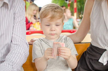 Obraz premium Young family is having fun in the park