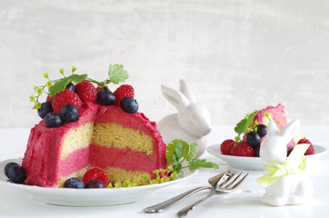 rosa Buttercremetorte mit Beeren zu Ostern