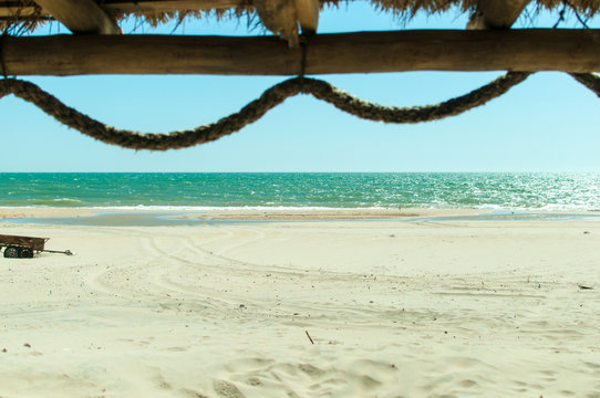 Vistas de playa desde choza de madera