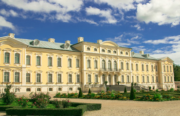 Fototapeta na wymiar Rundale Palace in Latvia, the architect Rastrelli, is one of the most beautiful sights in the country, one of the most visited tourist sites.