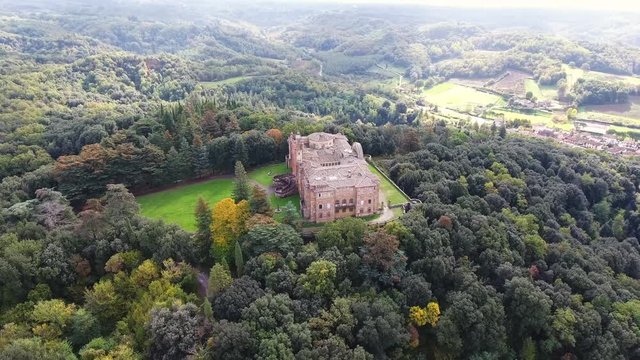 Ripresa aerea di un bellissimo castello medievale  unico e abbandonato, stile orientale, situato in toscana, filmato col drone