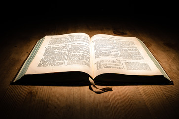 Bibel Buch auf Tisch