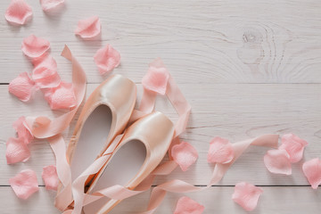 Pink ballet pointe shoes on white wood background - obrazy, fototapety, plakaty