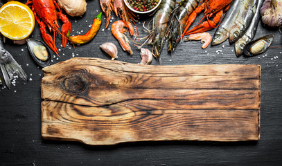 Obraz premium Cutting Board with a variety of shrimp, fish and shellfish.