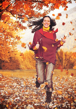 girl running in park on an autumn day/ist's autumn 07