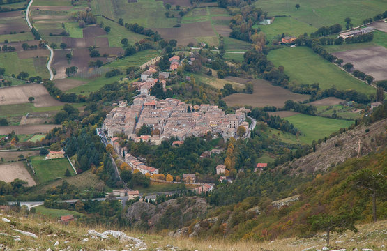 Veduta aereo del borgo medievale di Costacciaro