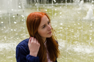 Obraz premium Young red woman walking in the city