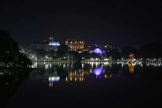 Hanoi am Hoan Chiem See bei Nacht