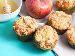 Spiced apple muffins with crumb