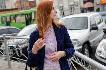 Obraz premium Young red woman walking in the city