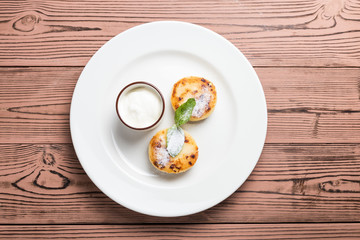 Cheesecakes with mint and sour cream