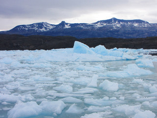 Fototapeta na wymiar Icebergs - Lago Argentino, El Calafate