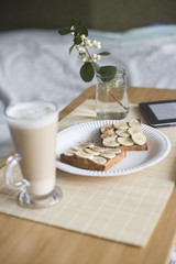 полезный завтрак с арахисовой пастой