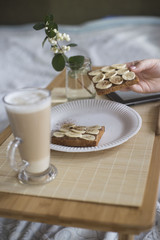 арахисовое масло и банан на бутерброд