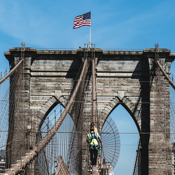Arbeiter auf dem Weg nach oben auf die Manhattan Bridge