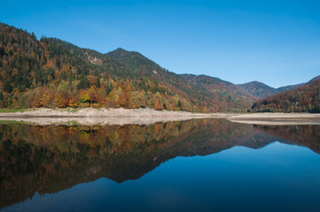 Fototapeta na wymiar panorama du lac de Kruth en Alsace en automne