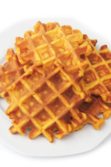 Waffle su piatto bianco isolati su sfondo bianco. Dolce belga.