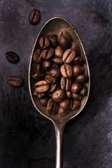 Obraz premium cucchiaio con chicchi di caffè in primo piano