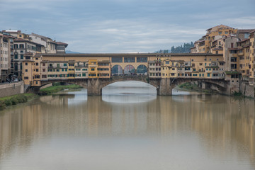 Obraz premium FLORENCE, ITALY- OCTOBER 23 ,2016: View of medieval stone bridge