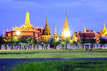 Naklejka premium The Grand Palace and the temple of the Emerald Buddha with splendor in the evening from the point of view of sanam Luang (The Royal Field).