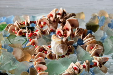 Concha. Collar de conchas marinas entre cristales de colores. 