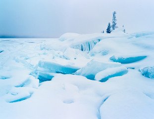 Fototapeta na wymiar Jumbled lake shore ice winter landscape