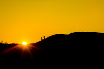 Obraz premium Romantic wedding couples kiss at sunset
