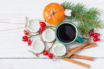 Новогодний натюрморт - чашка кофе, корица, чайные свечи, мандарин, еловые ветки
