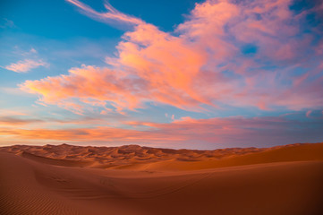 Fototapeta na wymiar Sonnenuntergang über den Dünen der Sahara bei Merzouga (Erg Chebbi); Marokko