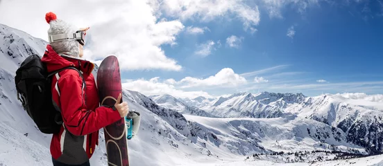 Afwasbaar Fotobehang Wintersport Sportieve vrouw met snowboard