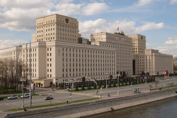 Fototapeta na wymiar Здания министерства обороны Российской Федерации на Фрунзенской набережной в Москве