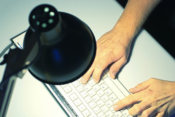 Männliche Hände arbeiten an einer Tastatur