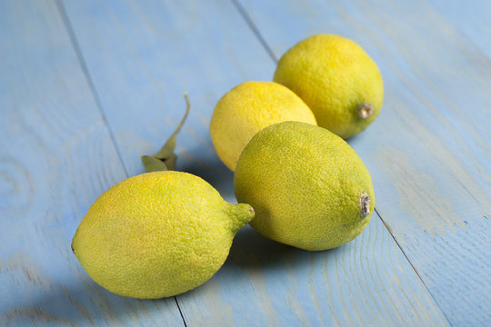 mavi tahta masa &uuml;zerinde limonlar