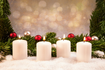 vierter Advent vier Kerzen auf Schnee, Textfreiraum