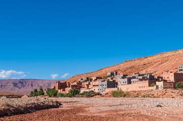 Dorf mit Kashbah im Dadestal; Marokko