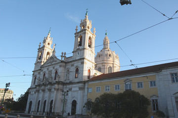Fototapeta na wymiar Lisbonne, clochers et coupole de la cathédrale d'Estrella