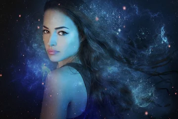 Selbstklebende Fototapete Frauen schöne Fantasy-Frau unter Sternen